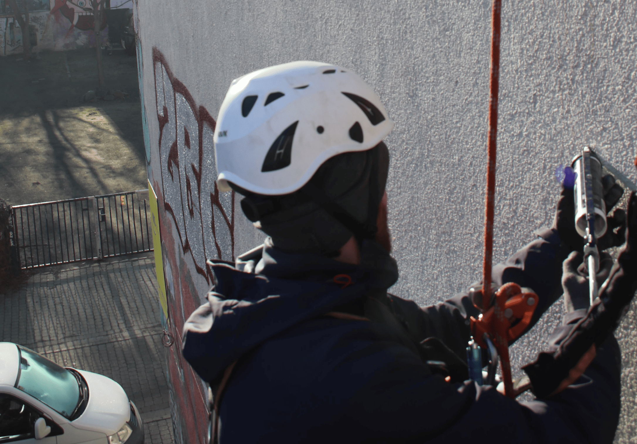 Verschließen von Löchern in der Fassade, in diesem Fall Löcher ehemaliger Gerüsthaken