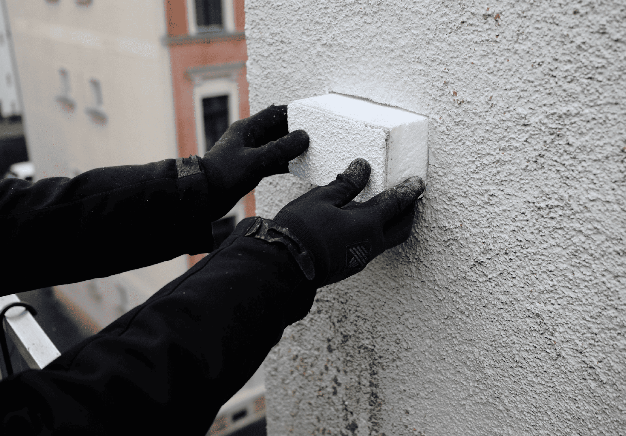 Auffüllen einer beschädigten Fassade mit speziellen Putzplatten aus Styropor