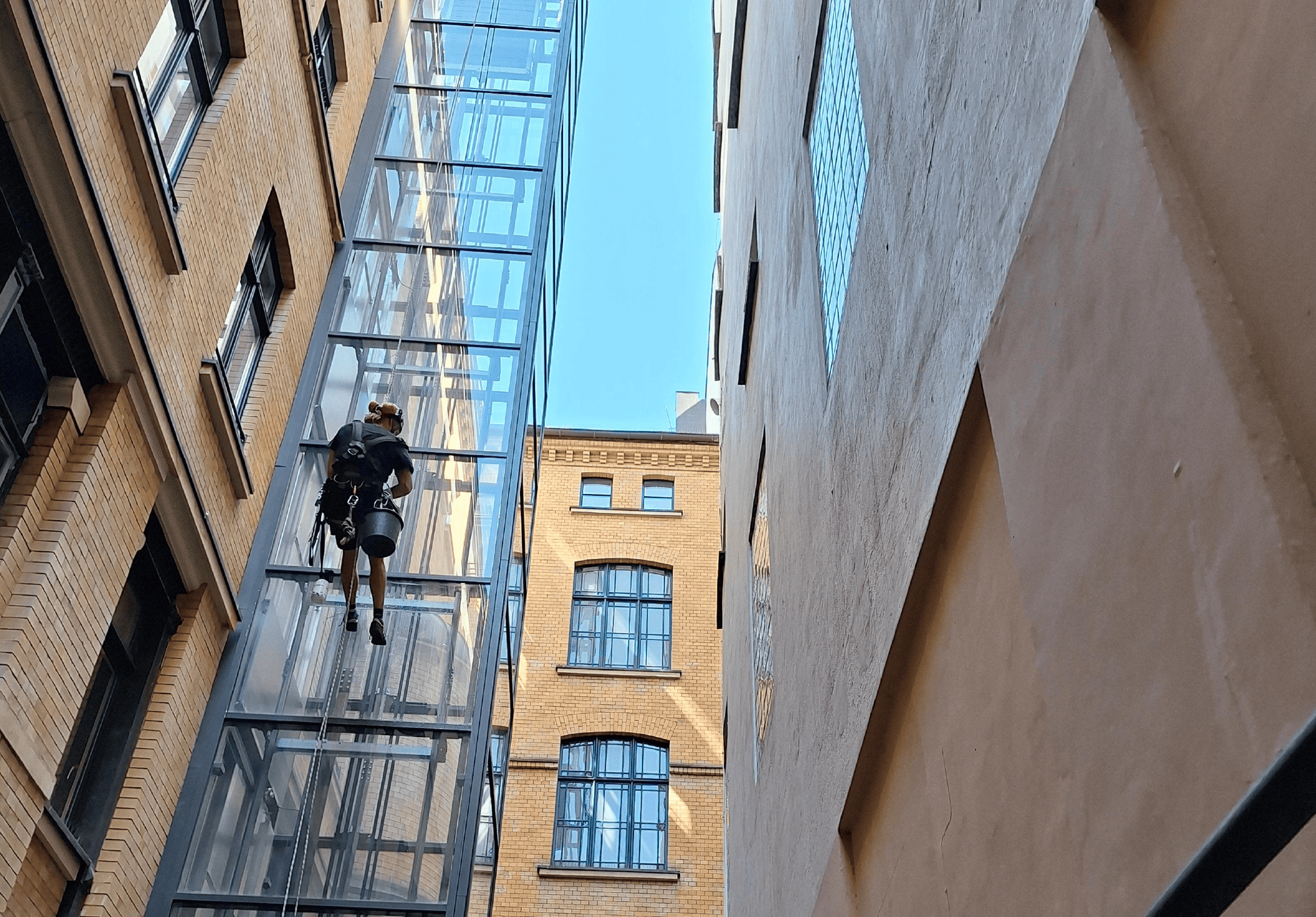 Glasreinigung an einem Fahrstuhlschacht