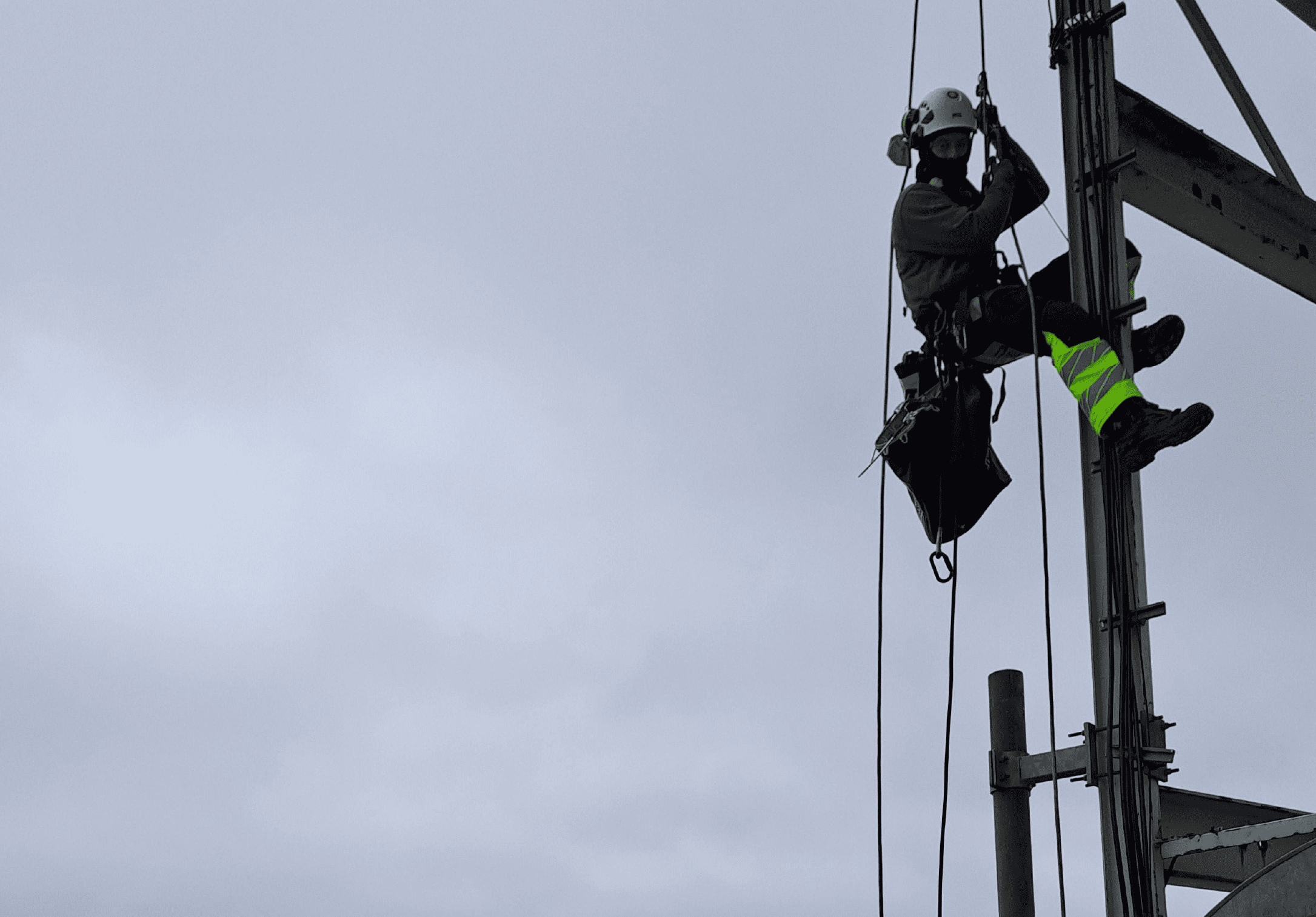 Begutachtungsarbeiten von Stahlträgerkonstruktionen an Fernsehtürmen